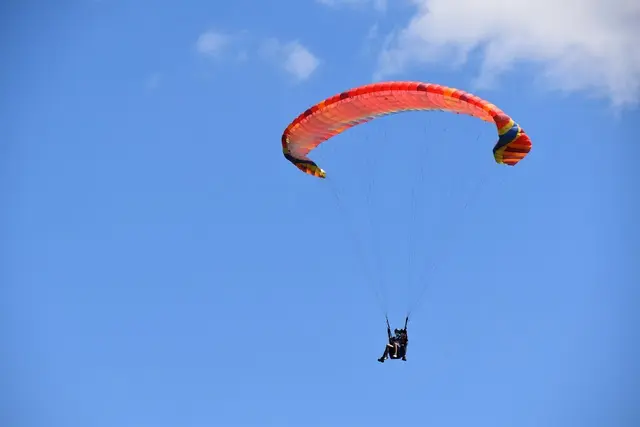 Eine 86-jährige Einheimische wurde bei einem Tandem-Paragleiterunfall in Neustift verletzt. (Symbolbild) | Foto: Pixabay