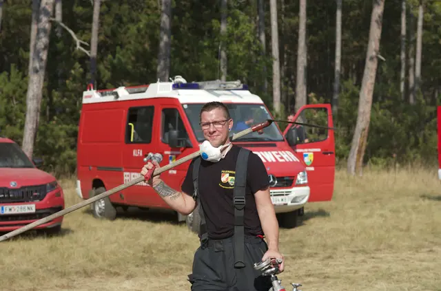 Mit Feuerpatschen gegen die Glutnester. | Foto: Santrucek