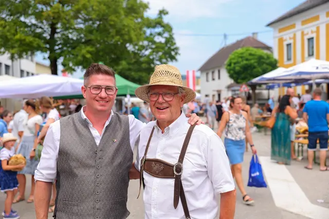 Bürgermeister Andreas Obermayr (l.) zeigt sich erfreut über den Besucherandrang am Stefani Kirtag in seiner Gemeinde. | Foto: Gemeinde Neukirchen