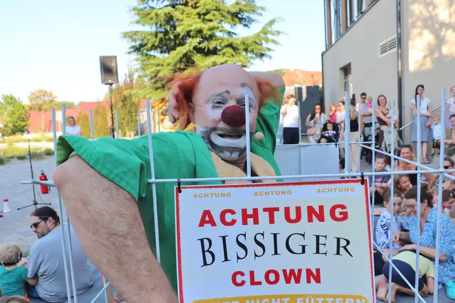 Bissig war Anatoli Akerman in Kalsdorf nicht. Der Clown wirbelte immer wieder durch das Publikum und forderte es erfolgreich zum Mitmachen auf. | Foto: Edith Ertl