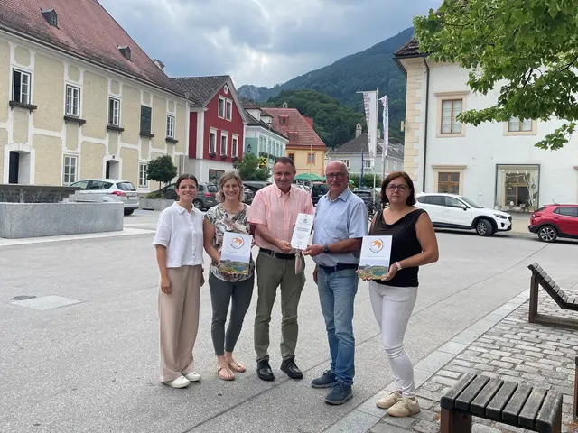 Zertifikatsübergabe in Ybbsitz: Julia Stix (Ybbstaler Alpen), Daniela Daxböck (Gemeinde Ybbsitz), Andreas Purt, Gerhard Lueger (Bürgermeister Ybbsitz) und Susanne Rumpl (Amtsleiterin Ybbsitz)