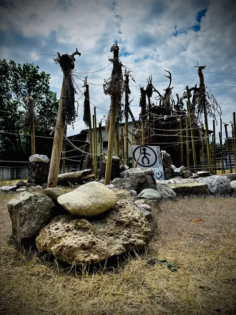 Postapokalyptischer Primitivismus: Heubergkunst in der Färberei in Wieselburg | Foto: Rolo Mongolo/Heubergkunst