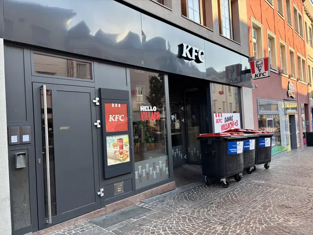 Die KFC-Filiale am Villacher Hauptplatz schließt am 14. August 2026. Der Hinweis auf der Auslage ist derzeit durch davor abgestellte Mülltonnen nur schwer zu erkennen. | Foto: MeinBezirk.at/Chiara Kresse