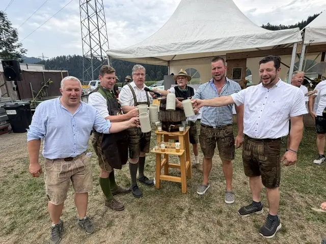 Die Ehrengäste übernahmen auch den Bieranstich. | Foto: ÖVP St. Michael