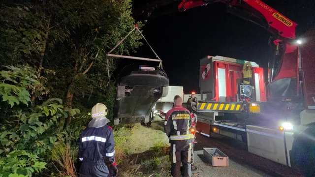 Mithilfe des Wechselladefahrzeugs (WLF) der Feuerwehr St. Georgen am Ybbsfelde wurde das Unfallfahrzeug sicher geborgen. | Foto: DOKU-NÖ