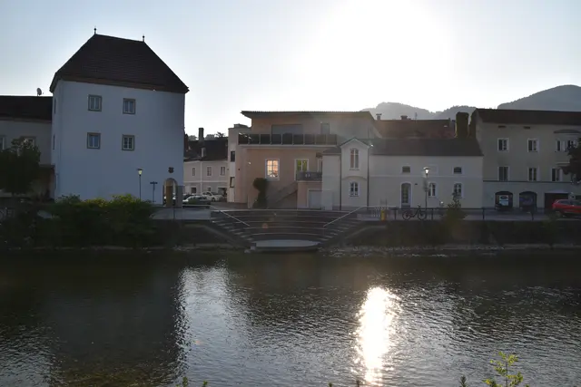 Die Statdtmole an der Erlauf in Scheibbs soll bald mit Bäumen beschattet werden, die nach dem Stadtschwamm-Prinzip gepflanzt werden. | Foto: Roland Mayr/MeinBezirk Scheibbs