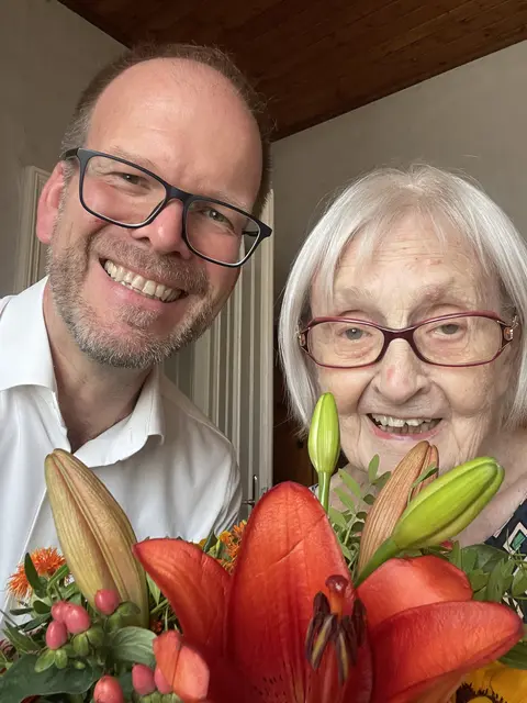 Baurecht stattete dem Geburtstagskind Anna Schmutz einen Besuch ab.  | Foto: BV15