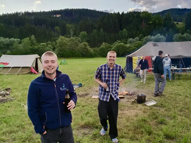 Die belgischen Pfadfinder fühlten sich im Mürztal sehr wohl und schlugen auch in Kindberg ihre Zelte auf. Im Bild Maxence Denis (Capybara) und Diego Ghislain (Tayra). | Foto: Winkelmayer