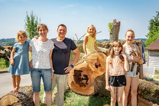 Familie Sindhuber (vlg. Oberhochholz) aus Seitenstetten beim umgestürzten, die 
Eremiten beherbergenden Mostbirnbaum
 | Foto: Moststraße / Cleanhill Studios