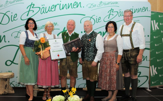 Der ehemalige Kammerobmann Werner Preßler (3. v. l.) erhielt eine Ehrenurkunde. | Foto: Cescutti