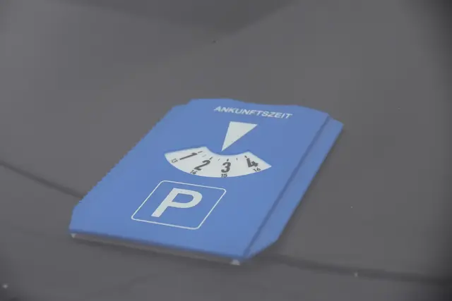 Die Parkscheibe hinter die Windschutzscheibe und parken: Das ist seit 1. April in der Kufsteiner Innenstadt nicht mehr möglich.  | Foto: Barbara Fluckinger