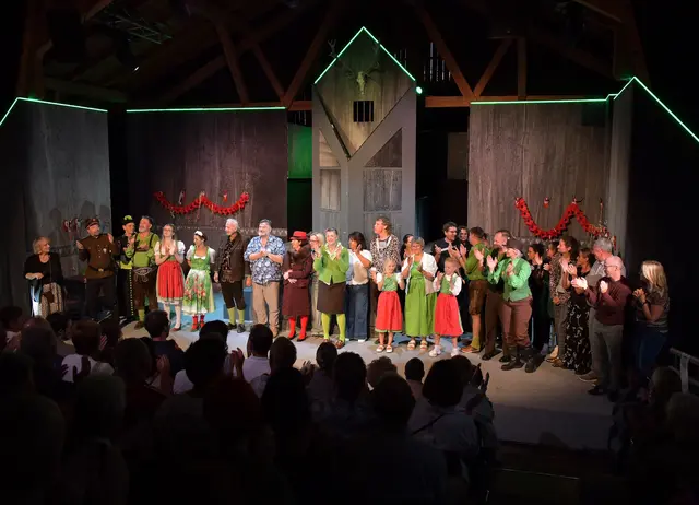 Das Ensemble auf der Bühne nach der Dernière von „DIE REVISION“ – lang anhaltender Applaus und Standing Ovations bildeten den emotionalen Abschluss des STUMMER SCHREI 2026. | Foto: Manfred Haun