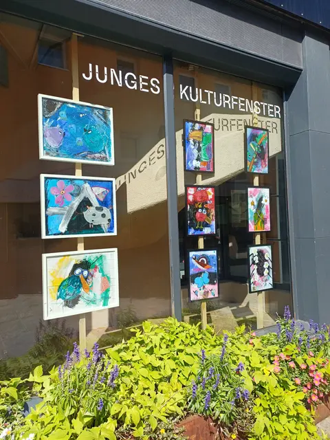 Neues Kulturfenster: Das Kulturreferat der Stadt Imst bespielt das SOMI-Schaufenster mit Junger Kunst. | Foto: Kulturbüro Stadt Imst 