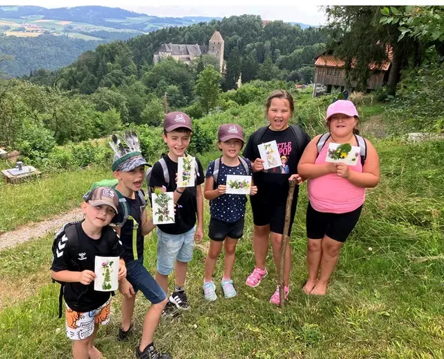 Bei einer Wanderung durch die Natur im Rahmen einer Ferienpassaktion wurden die Sinne der jungen Vichtensteiner geschärft.  | Foto: Gemeinde Vichtenstein