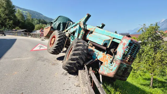 Ein historischer Radlader aus dem Jahr 1963 musste in Weer geborgen werden. | Foto: ZOOM.TIROL