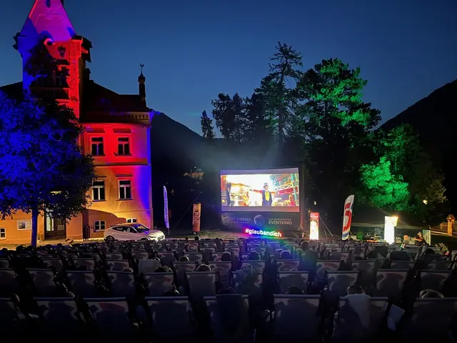 Der Stadtpark bei der Landesmusikschule bot den stimmungsvollen Rahmen für die Premiere des Silent Cinema in Imst. | Foto: Silent Cinema