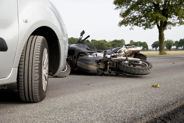 Die Motorradlenkerin kam aufgrund der Kollision zu Sturz. (Symbolfoto) | Foto: stock.adobe.com/at/Ewa Leon