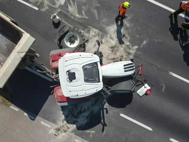 Heftiger Crash in Marchtrenk: Ein BMW und ein Traktor stoßen zusammen und werden dabei schwer beschädigt. | Foto: laumat.at