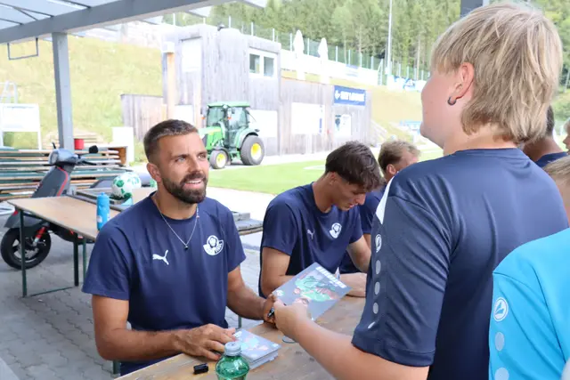 Die Nachwuchsspieler nutzten die Gelegenheit, sich Autogramme und Erinnerungsfotos mit ihren Vorbildern zu sichern. | Foto: Kendlbacher