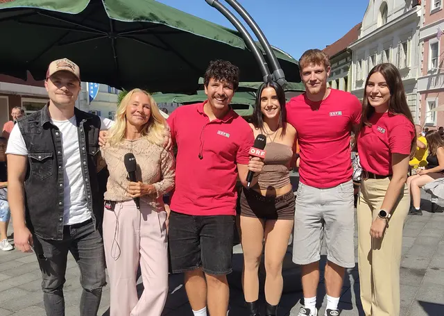 Das ORF Radio Steiermark Heimat Sommer Team mit Conny Krainz, zweite von links, Bild Mitte Mario Fellner mit Anna Sophie und ihre Helfer  | Foto: Günther Koch 