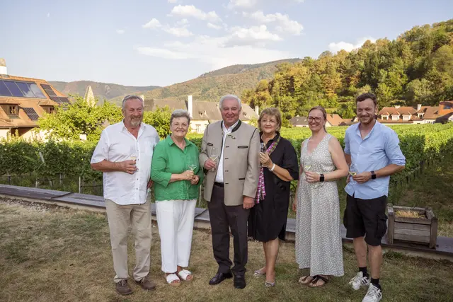 40 Jahre Urlaubstreue verbinden, Hermann und Marianne Schützenhöfer gemeinsam mit der Gastgeberfamilie Lagler bei der offiziellen Gästeehrung in Spitz an der Donau (v. l.): Karl und Elisabeth Lagler, Hermann und Marianne Schützenhöfer sowie die Geschwister Katharina und Karl Lagler jun. | Foto: Tourismusverein Spitz/Robert Herbst