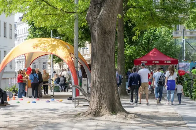 Der Themenspaziergang „Bewusst bewegen“ lud interessierte Bewohner*innen in Mariahilf dazu ein, Bewegungsangebote im Bezirk zu erkunden.
 | Foto: MARA O Achtsam Leben Erfahren