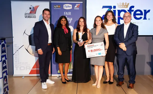 Obfrau Martina Blaha und Vereinskolleginnen von den FC McDonald's Perg Ladies nahmen den Preis entgegen. | Foto: cityfoto.at/Richard Haidinger