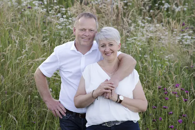 Seit 2000 setzen Josef und Elisabeth Nuster konsequent auf Direktvermarktung. Das Obst vom eigenen Hof wird von Hand geerntet und zu frischen sowie veredelten Produkten verarbeitet. | Foto: Vom Hof Nuster