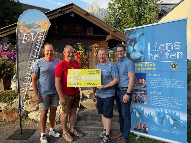 Andy Franzl (Obmann-Stv. EV Saalfelden), Christoph Krahbichler (Präsident LIONS Saalfelden, Herbert Bürgler (Obmann EV Saalfelden), Simon Altenberger (LIONS Saalfelden) | Foto: LIONS Saalfelden/Heinz Bayer