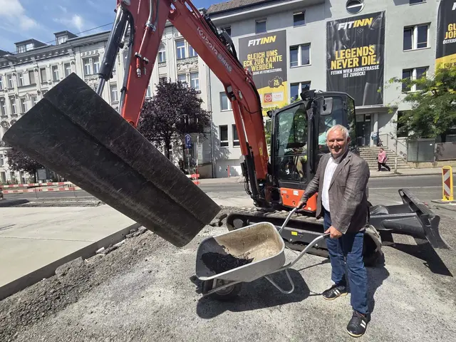 Bezirksrat und Vorsitzender der Verkehrskommission Andre Stolzlechner schaute bei der Baustelle vorbei. | Foto: BV15