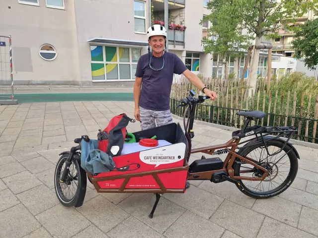 Und weil die zahlreichen Liter Wasser auch transportiert werden müssen, kommen das neue 
“Grätzlrad” beim Café Weingartner in der Goldschlagstraße 6 und der Wassertank, den 
Kaffeehausbetreiber Heinrich Weingartner zusätzlich angeschafft hat, genau zur richtigen Zeit.  | Foto: Grätzllabor