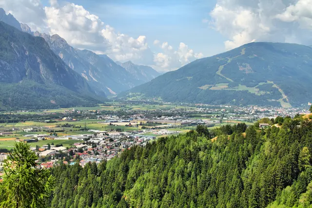 Bei einem Badeunfall am Dienstag in Lienz musste ein vierjähriger Bub reanimiert werden. Die Polizei sucht nun Zeugen des Unfalls. | Foto: smarterpix/tupungato