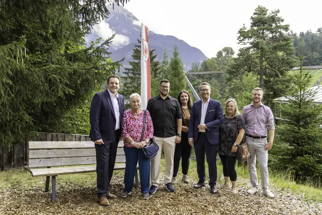 LR René Zumtobel, Paulina Gstrein, Manuel Huter (v.l.), GRin Karin Seidner (2.v.r.) und Bgm. Johannes Reinstadler (r.) mit LH-Stv. Philip Wohlgemuth (3.v.r.) und GF Eva Steibl-Egenbauer (M.) | Foto: Matt