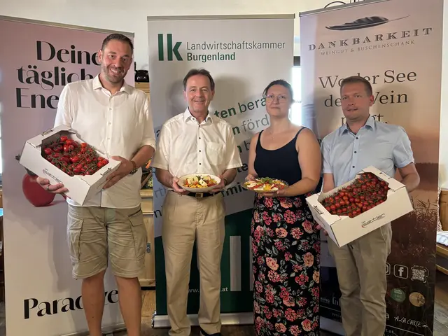 (v.l.n.r.) Lukas Sattler von der Gartenbau Sattler GmbH, LK-Präsident Nikolaus Berlakovich, Christine und Andreas Glück von der Podersdorfer Weinstuben | Foto: Dorottya Fejes/MeinBezirk