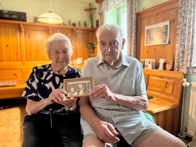 Maria und Franz Steininger aus Tautendorf mit einem Bild von einem der ersten, gemeinsamen Tage. | Foto: Markus Kahrer
