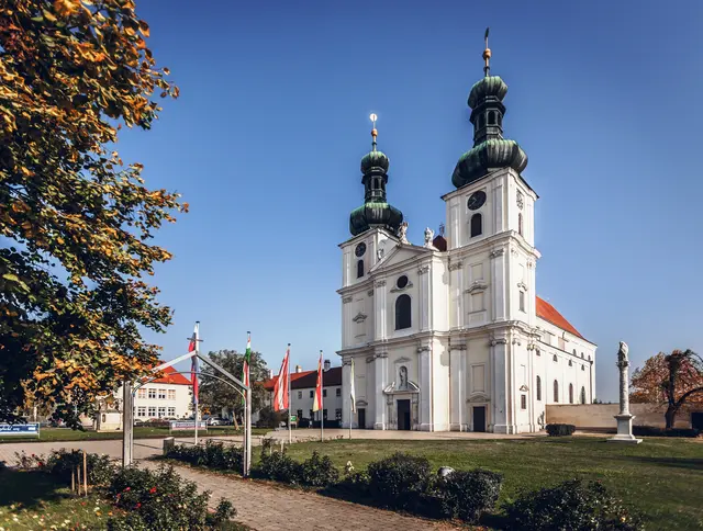 Von kühlen Kirchen und Kellergassen bis zu Badeseen gibt es im Nordburgenland für jeden die passende Erfrischung. | Foto: Basilika Frauenkirchen