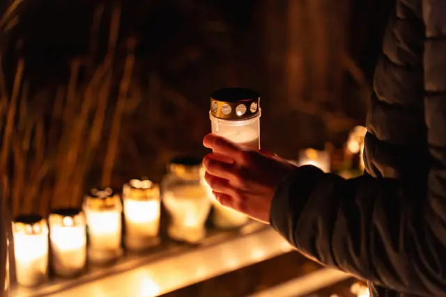 Aufgrund der aktuellen Witterungsbedingungen und der damit verbundenen erhöhten Brandgefahr wird dringend darum gebeten, bis auf Weiteres auf das Entzünden von herkömmlichen Grabkerzen und offenen Flammen zu verzichten (Symbolfoto) | Foto: stock.adobe.com/at/Tatiana Kolosovskaya