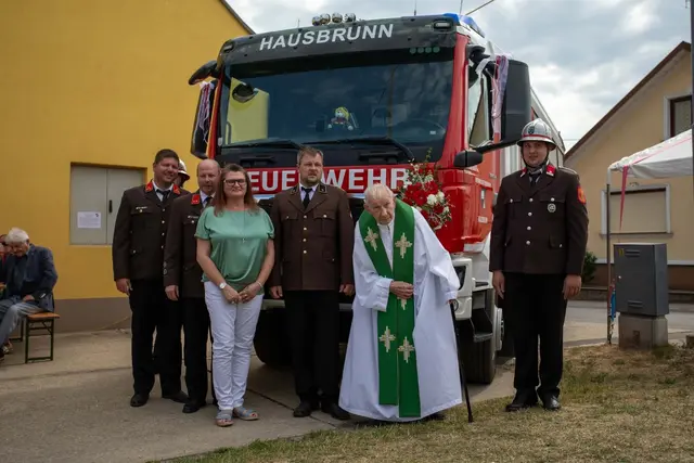 Feierlicher Moment: Nach der Heiligen Messe segnete Pater Johann Kovacs das neue Hilfeleistungsfahrzeug der Feuerwehr Hausbrunn. | Foto: BFKDO Mistelbach/ ASB Gabriel Schodl
