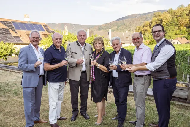 Außergewöhnliches Zusammentreffen bei der Gästeehrung in Spitz an der Donau.
v.li.n.re.: Landtagspräsident Mag. Karl Wilfing, Dr. Erwin Pröll, Hermann und Marianne Schützenhöfer, Dr. Josef Pühringer, Bürgermeister Dr. Andreas Nunzer sowie Tourismusvereinsobmann Ewald Johannes Stierschneider | Foto: Tourismusverein Spitz/Robert Herbst
