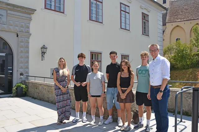 Raphael, Diana, Raphael, Lorena und Benedict unterstützen das Gemeindeteam während der Sommermonate. Als  kleines Dankeschön überreichten Amtsleiterin Melanie Kaindl und Bürgermeister Johannes Heuras Freikarten für  „Kino am Schloss“ | Foto: Gemeinde