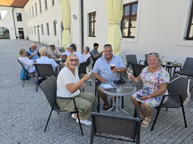 Drei Personen mit Trinkgläsern