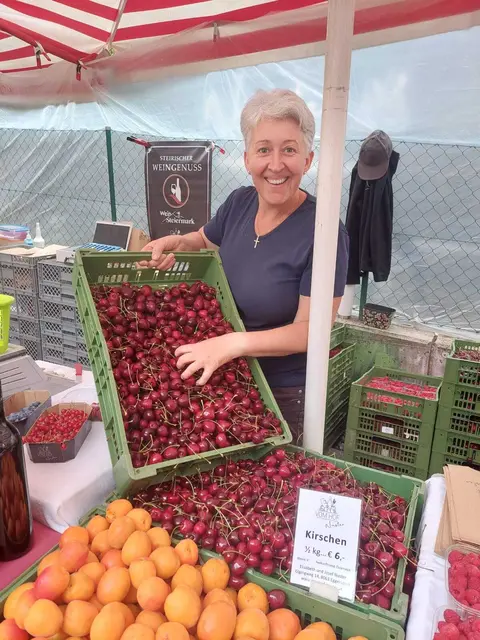 Keine Unbekannte: Elisabeht Nuster bei der täglichen Arbeit am Bauernmarkt.  | Foto: Vom Hof Nuster