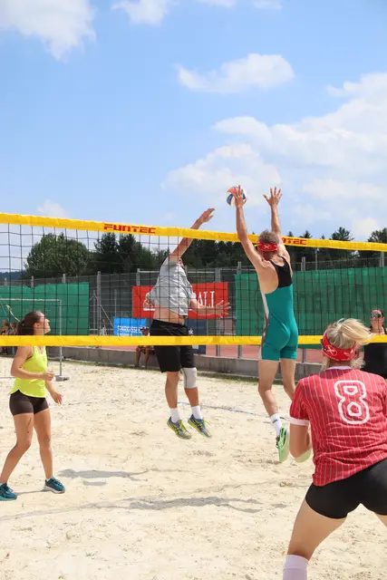  Volleyball von heute in den Klamotten von damals. | Foto: VC Esternberg