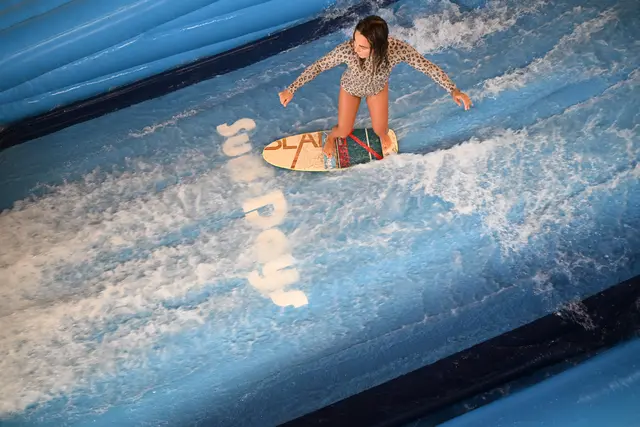 Von 14. bis 30. August können Besucherinnen und Besucher im Seebad Bodensdorf auf einer mobilen FlowRider-Welle echtes Surf-Feeling erleben. | Foto: Marc Metzler
