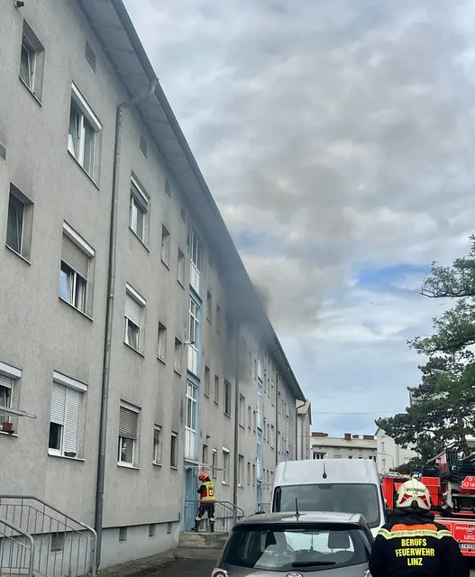 Bei der Ankunft der Einsatzkräfte traten bereits Rauch- und Flammen aus dem zerbrochenen Fenster im zweiten Stock aus. | Foto: Berufsfeuerwehr Linz