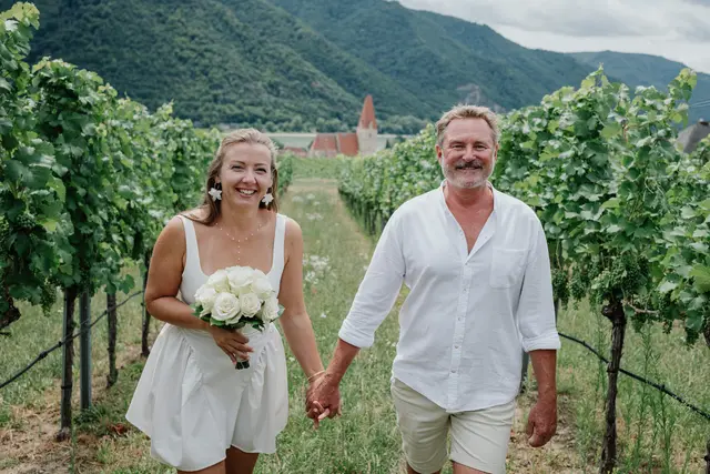 Anita und Robert feiern ihre karibisch inspirierte Hochzeit inmitten der Weinberge von Weißenkirchen in der Wachau. | Foto: Oliver Gratzer