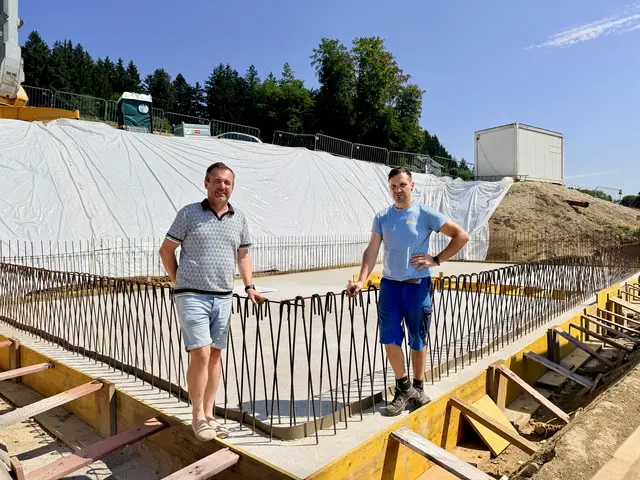 Bürgermeister Jürgen Lachinger und Christian Rieger, Obmann des Wasserverbandes Gampern, bei einer Baustellenbegehung in Bierbaum.  | Foto: Gemeinde Gampern/Kühn