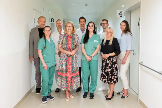 Das Team mit LH-Stellvertreterin Christine Haberlander (Mitte links), KUK-Geschäftsführer Meinrad Lukas (r.) Klinikvorstand Andreas Zierer und Pflegedirektorin Simone Pammer (2.v.r.). | Foto: KUK/Derflinger