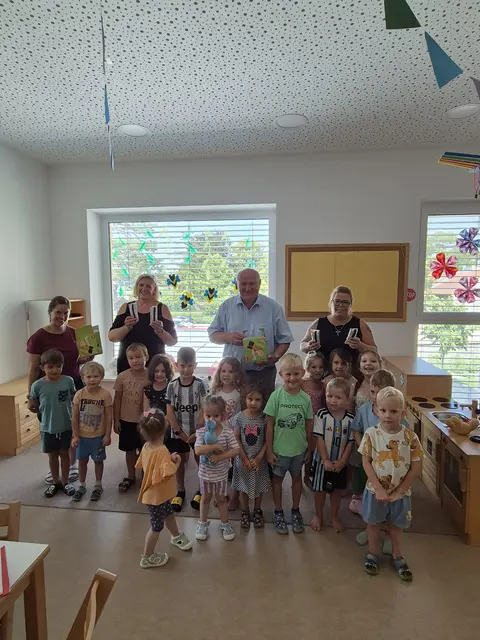 Pädagogin Esther H., Michaela Lagler, BGM Ernst Wendl und Pädagogin Claudia W. mit den Kindern im Kindergarten. | Foto: Gemeinde Himberg