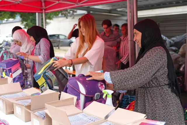 Im Flüchtlingsheim Reichenau werden die gesammelten Schultaschen von Bewohnerinnen und Bewohnern ehrenamtlich kontrolliert, gereinigt und mit Schulmaterialien ausgestattet, bevor sie an Tiroler Familien weitergegeben werden. | Foto: Land Tirol/Dorfmann